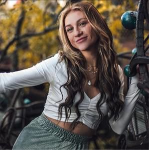 Meet your Posher, Chloe